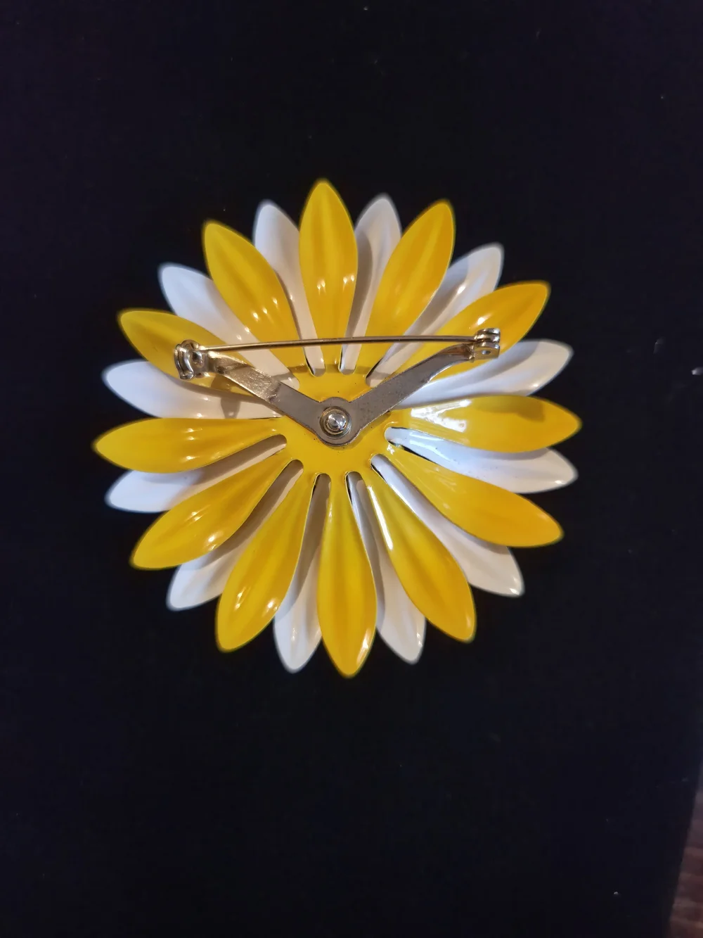 VTG  1960's Daisy Brooch Pin - Layered White & Yellow Pedals